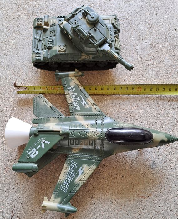 Avião e Tanque de Guerra