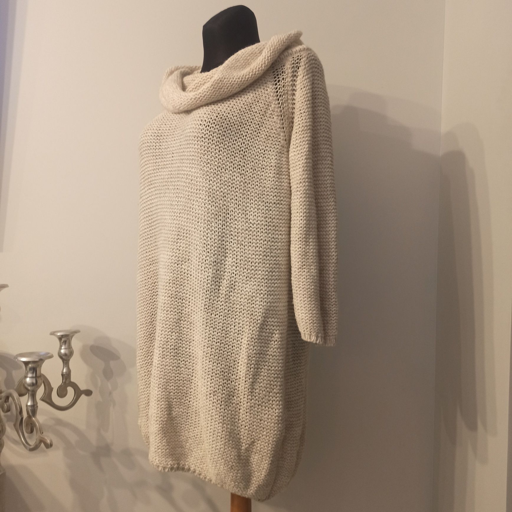 Długi beżowy sweter z kominem