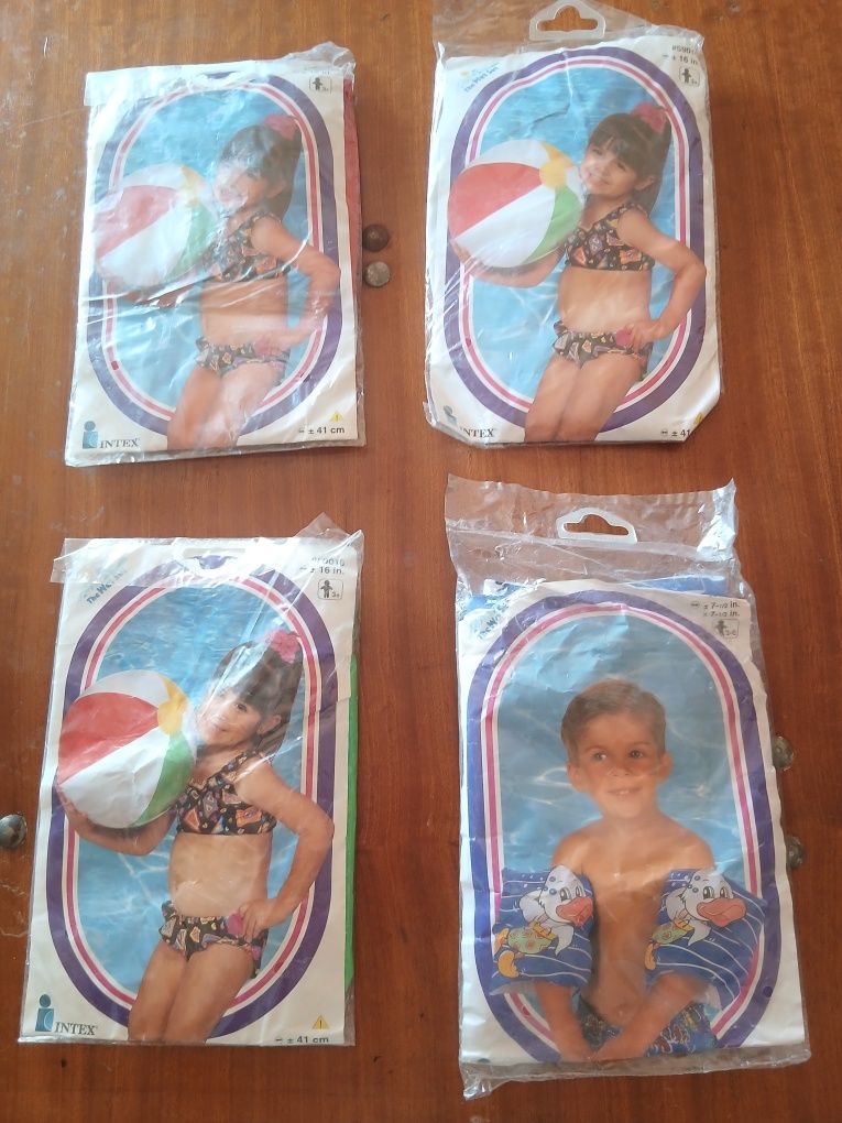 Bolas de praia e braçadeiras