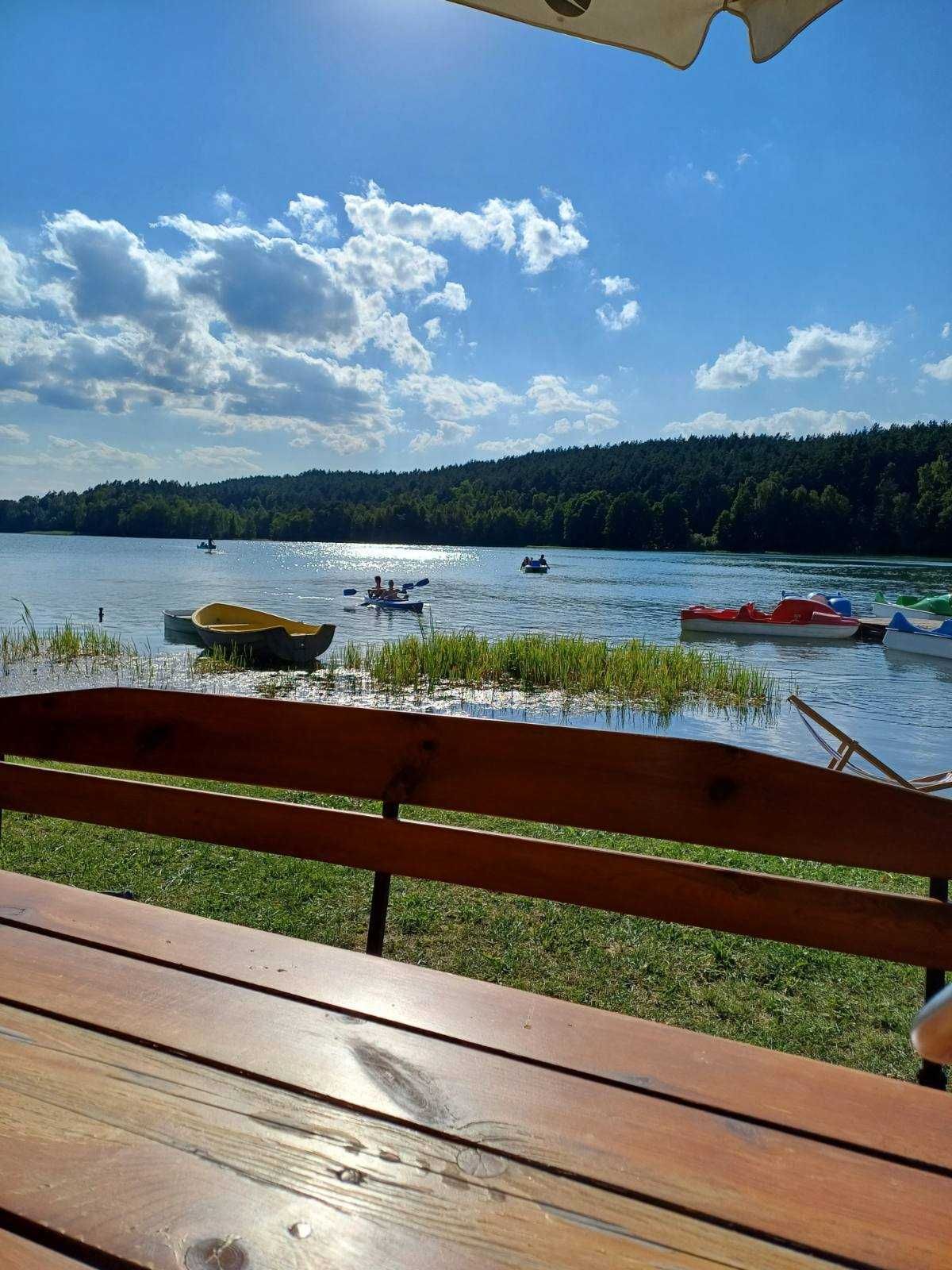 Domek w Gołubiu Kaszubskim z widokiem na jezioro, obok U Zbója