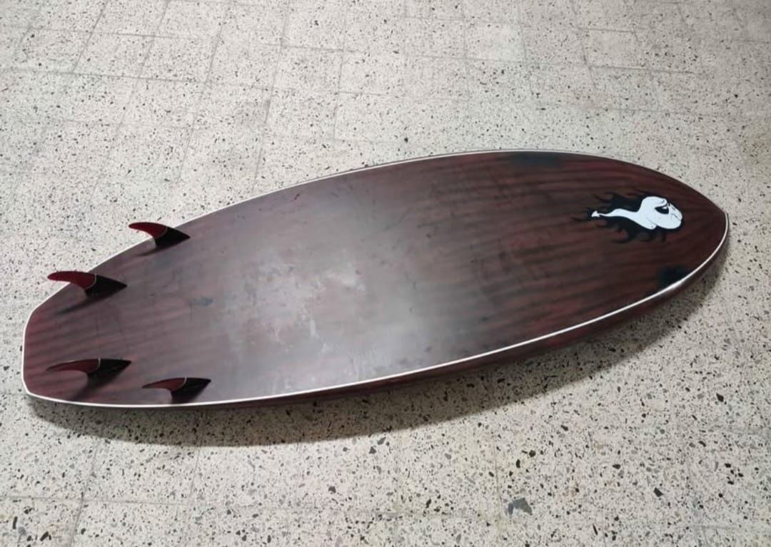 Vendo prancha Sup, da marca Gong, com capa. 7'3 de tamanho e 125L.