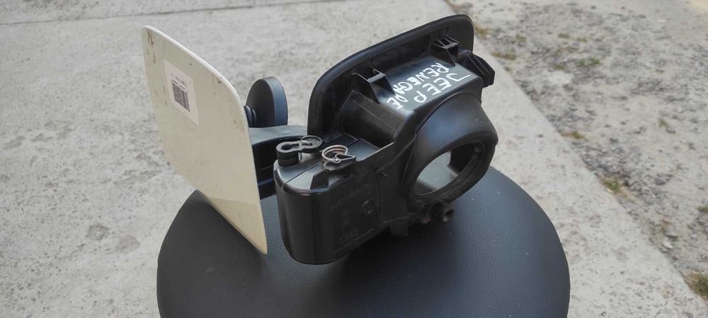 Лючок бака Jeep Renegade