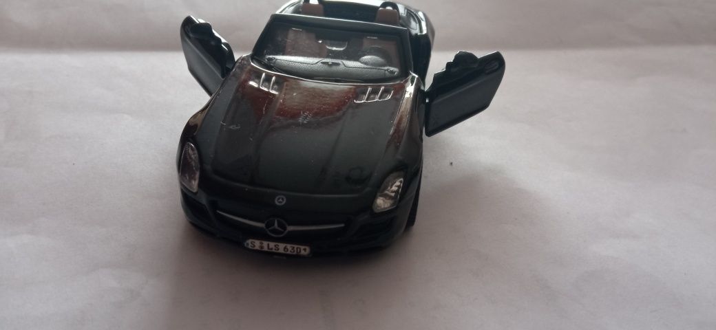 Bburago Mercedes Benz sla AMG roadster w skali 1/32