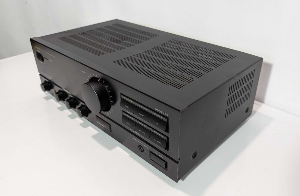 Підсилювач Onkyo A-8620, має 65 Вт/канал/транзисторний/4-16 Ом/Японія