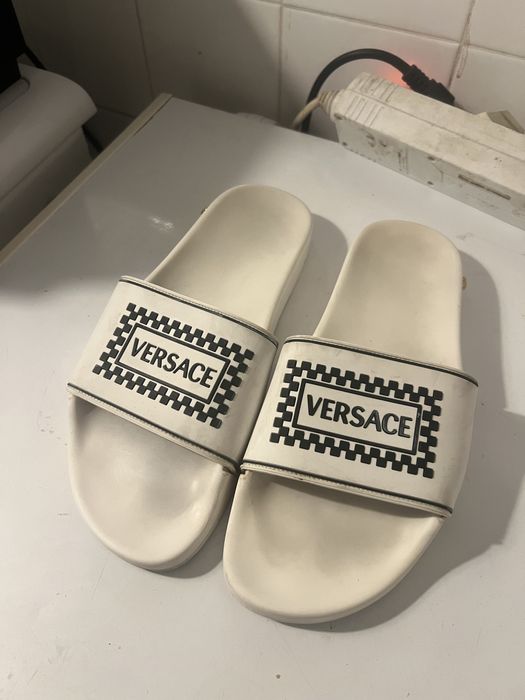 Chinelos de praia Versace