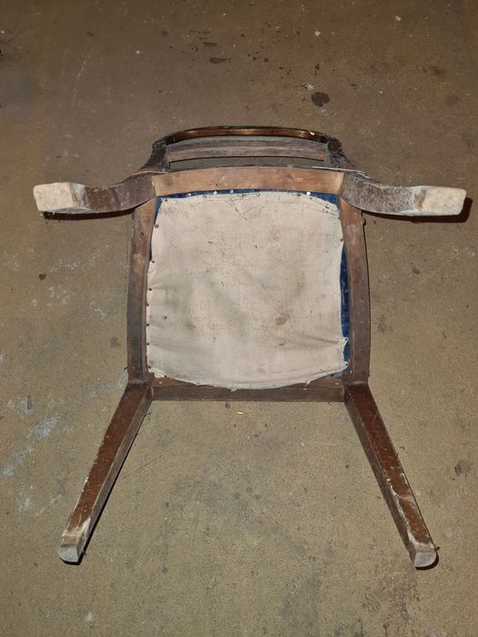 Kolekcjonerskie stare drewniane krzesło widoczne na zdjęciu