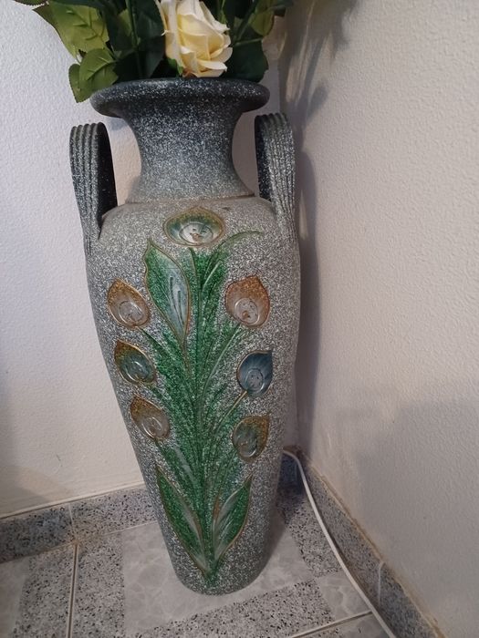 Jarro grande,de chão  cinzento, com flores.