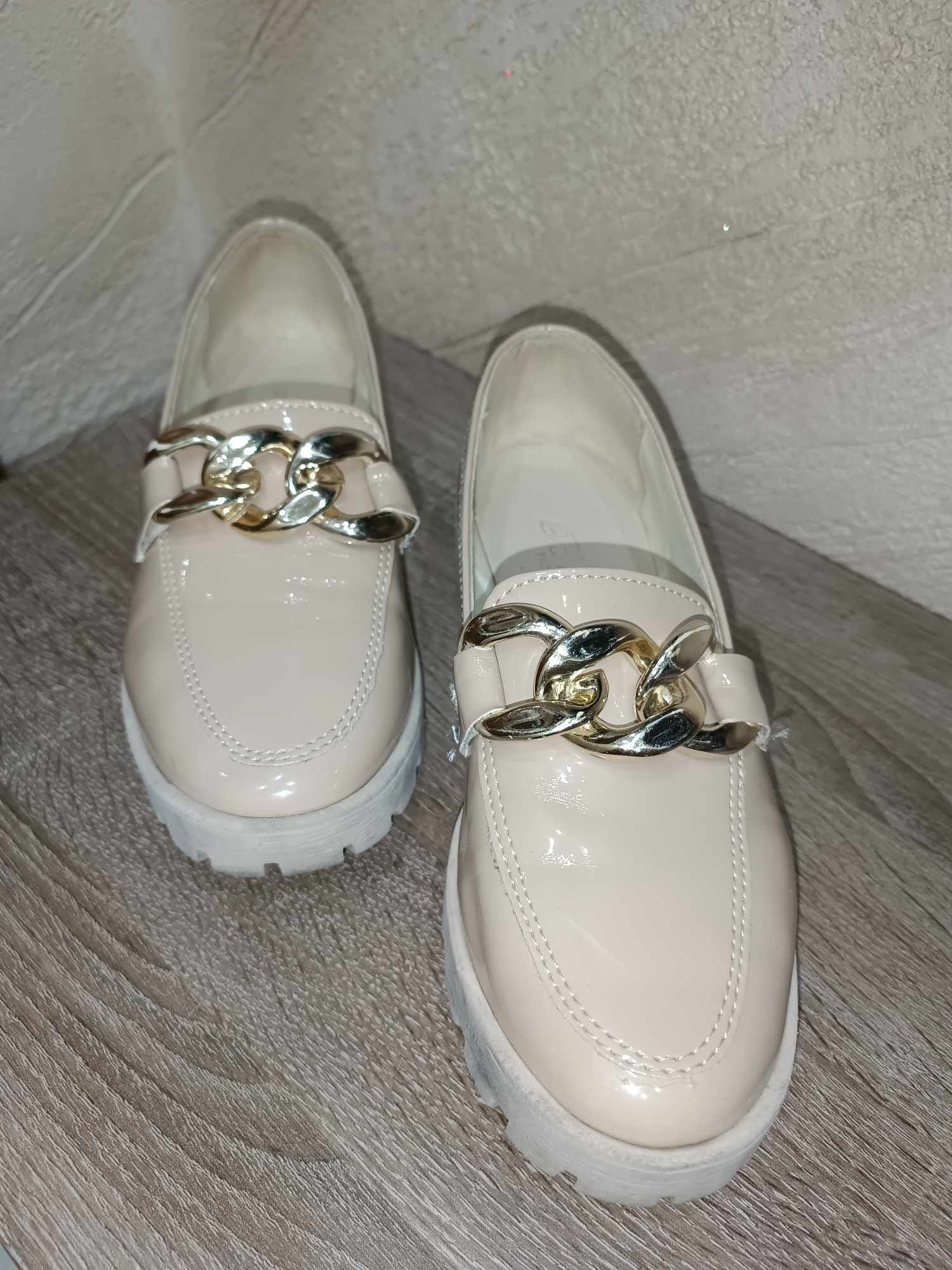 Buty damskie z łańcuchem