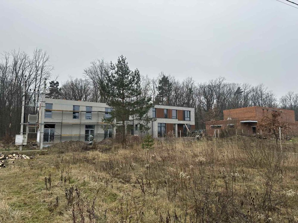 Власник.Будинок в передмісті Львова, в с.Зубра біля лісу