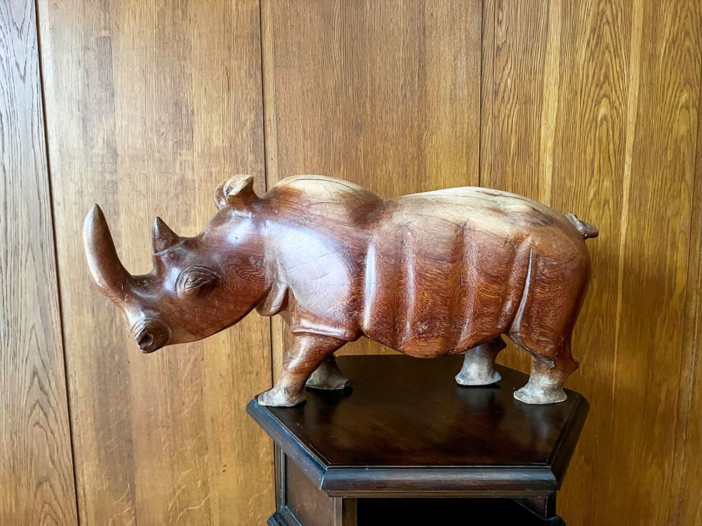 Ozdobny ręcznie rzeźbiony dekoracyjny nosorożec