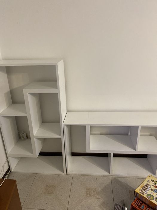 Estantes em madeira pintada branca