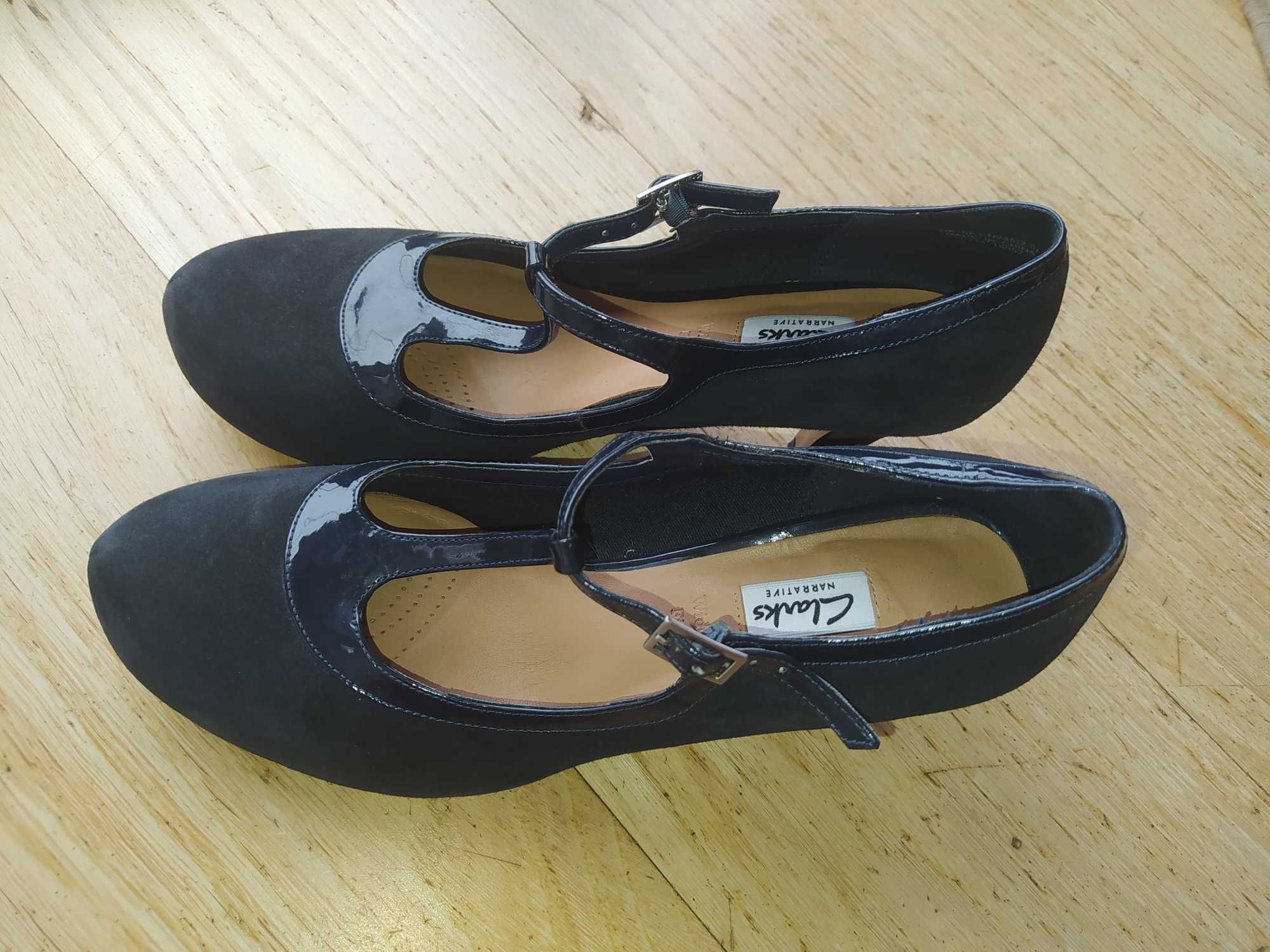 Czółenka z paskiem Clarks Chorus Thrill 38/39, granatowe skórzane ecco