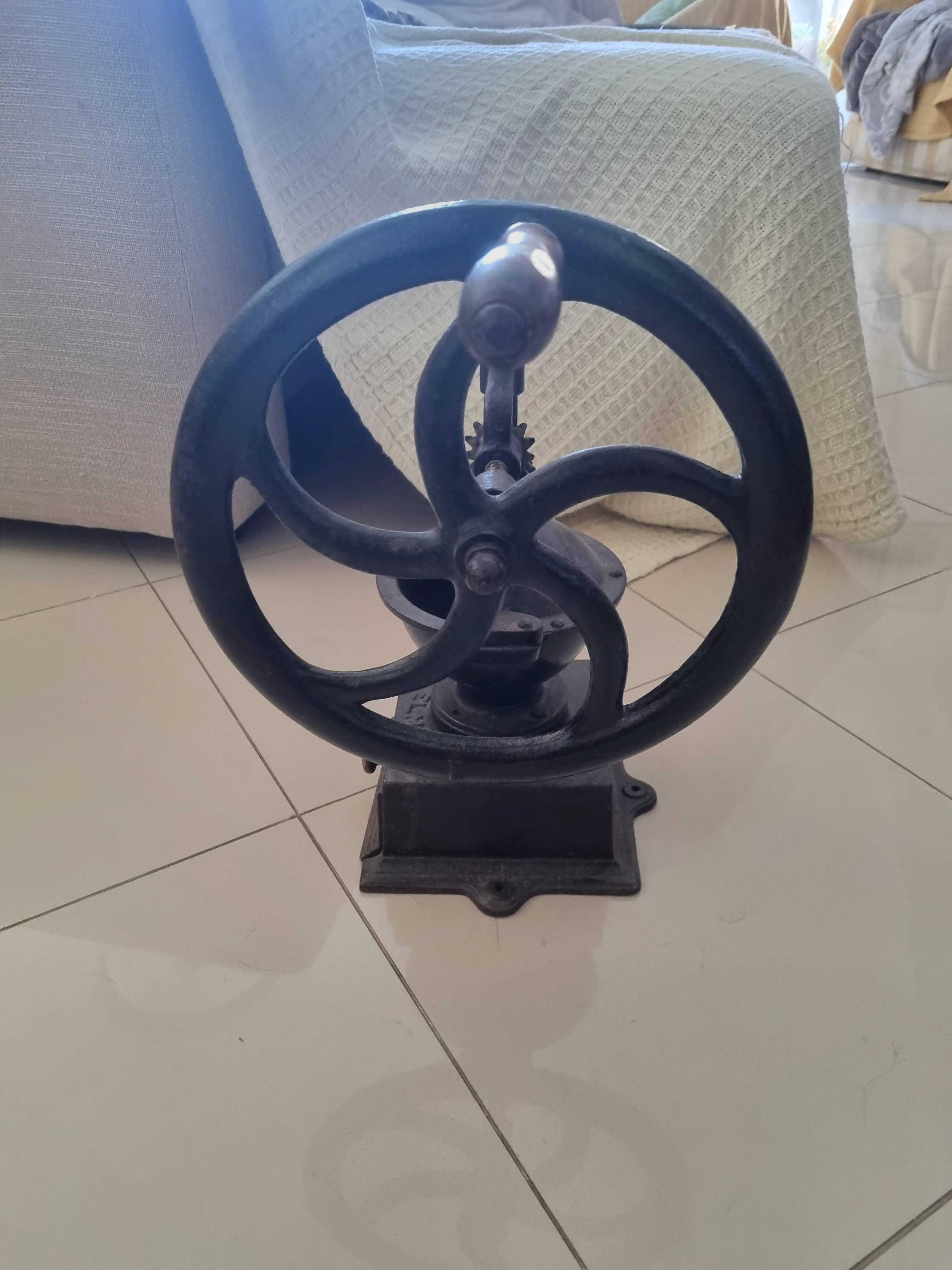 1 moinho de café pesado ferro preto ELMA