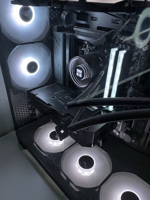 Komputer Rtx 4060 ryzen 5 7500f Ram 32GB DDR5 1TB Lian li o11 visison