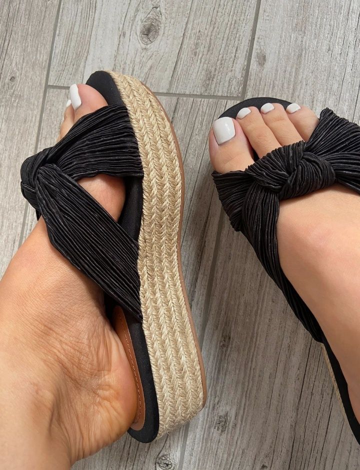 Nowe klapki nq platformie espadryle H&M