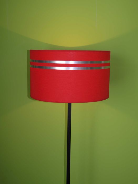 Lampa pokojowa wolnostojąca z czerwonym abażurem.