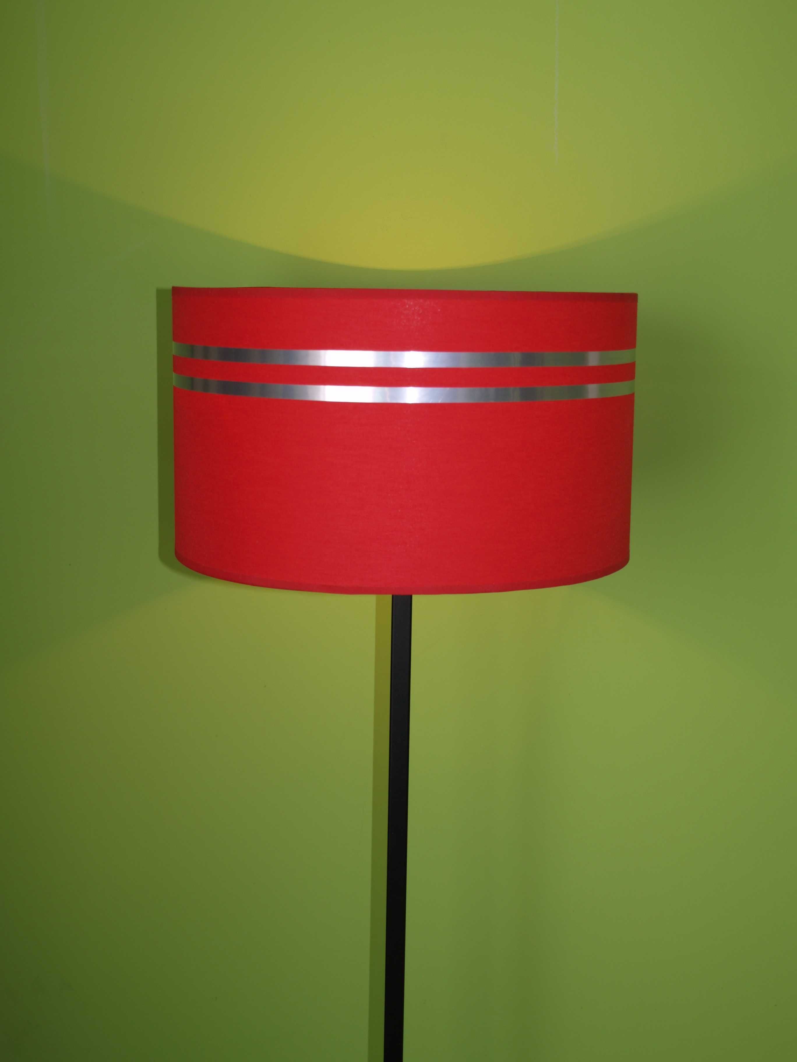 Lampa pokojowa wolnostojąca z czerwonym abażurem.