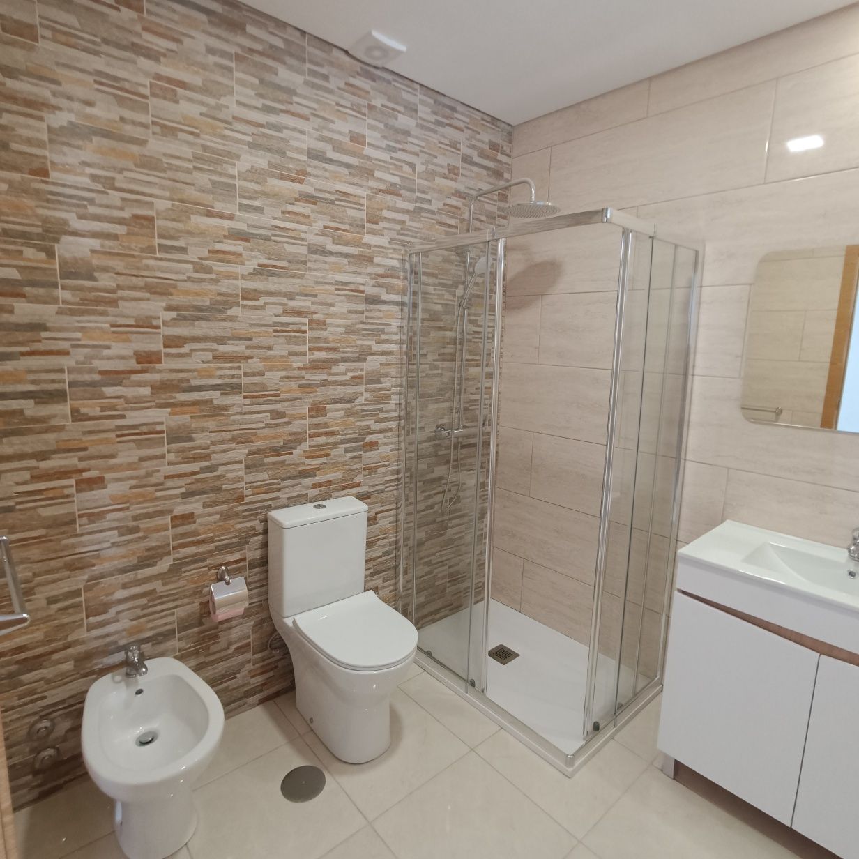 Moradia T3 cozinha Mobilada e 2 WC