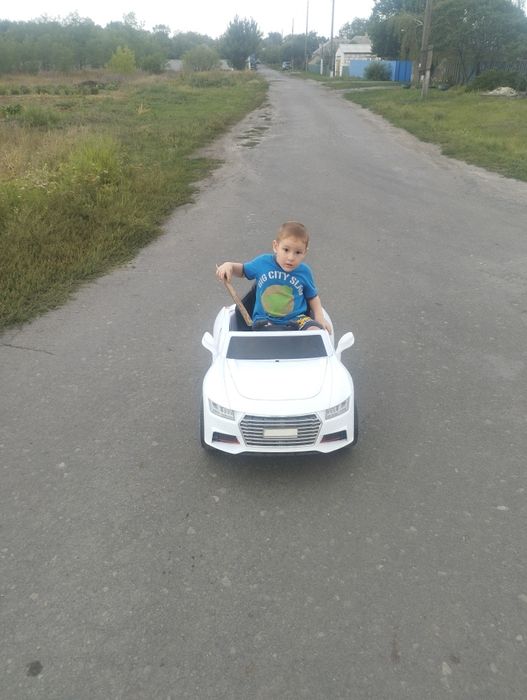 Продам электро машына с пультом управления