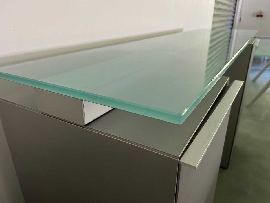 Szafka ze szklanym blatem WALTER KNOLL
