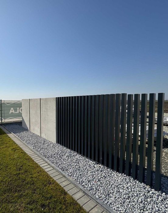 Ogrodzenie palisadowe, grzebieniowe, betonowe przęsła furtki multibox