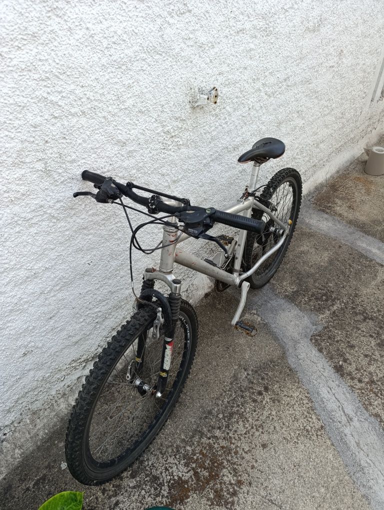 Bicicleta cinzenta   usada
