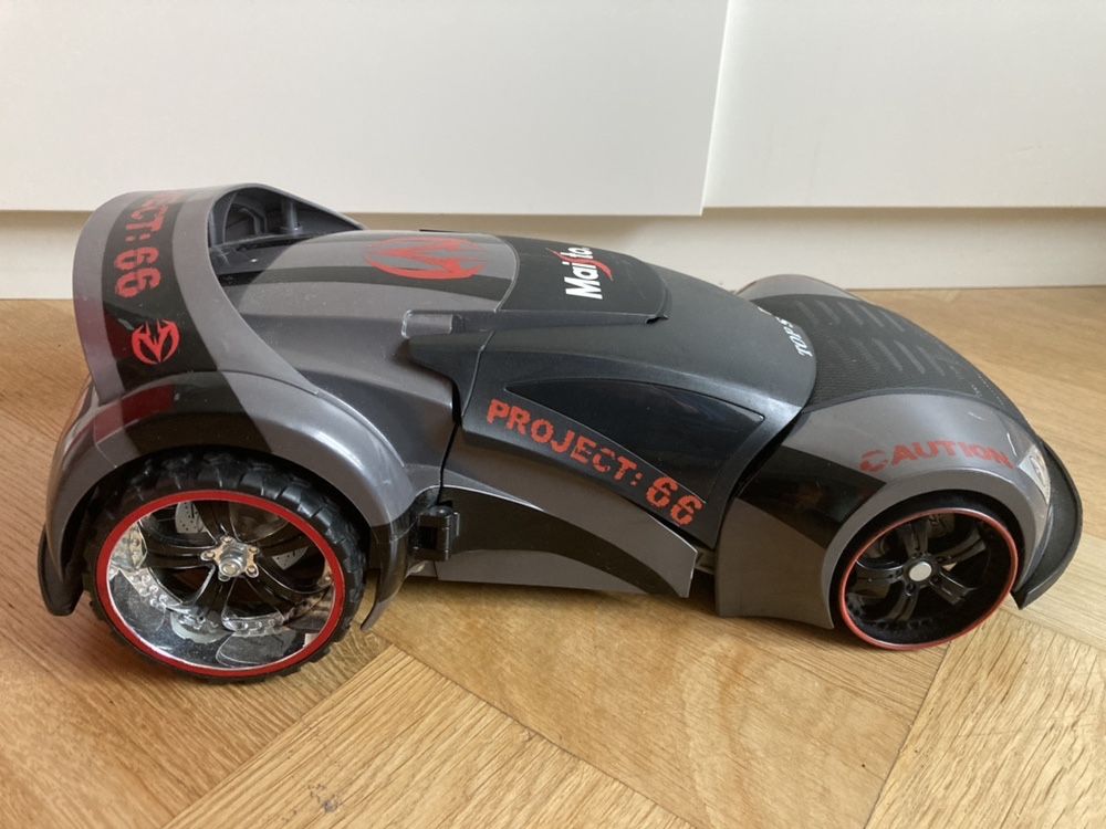Samochód sportowy z wyrzutnią typu transformers