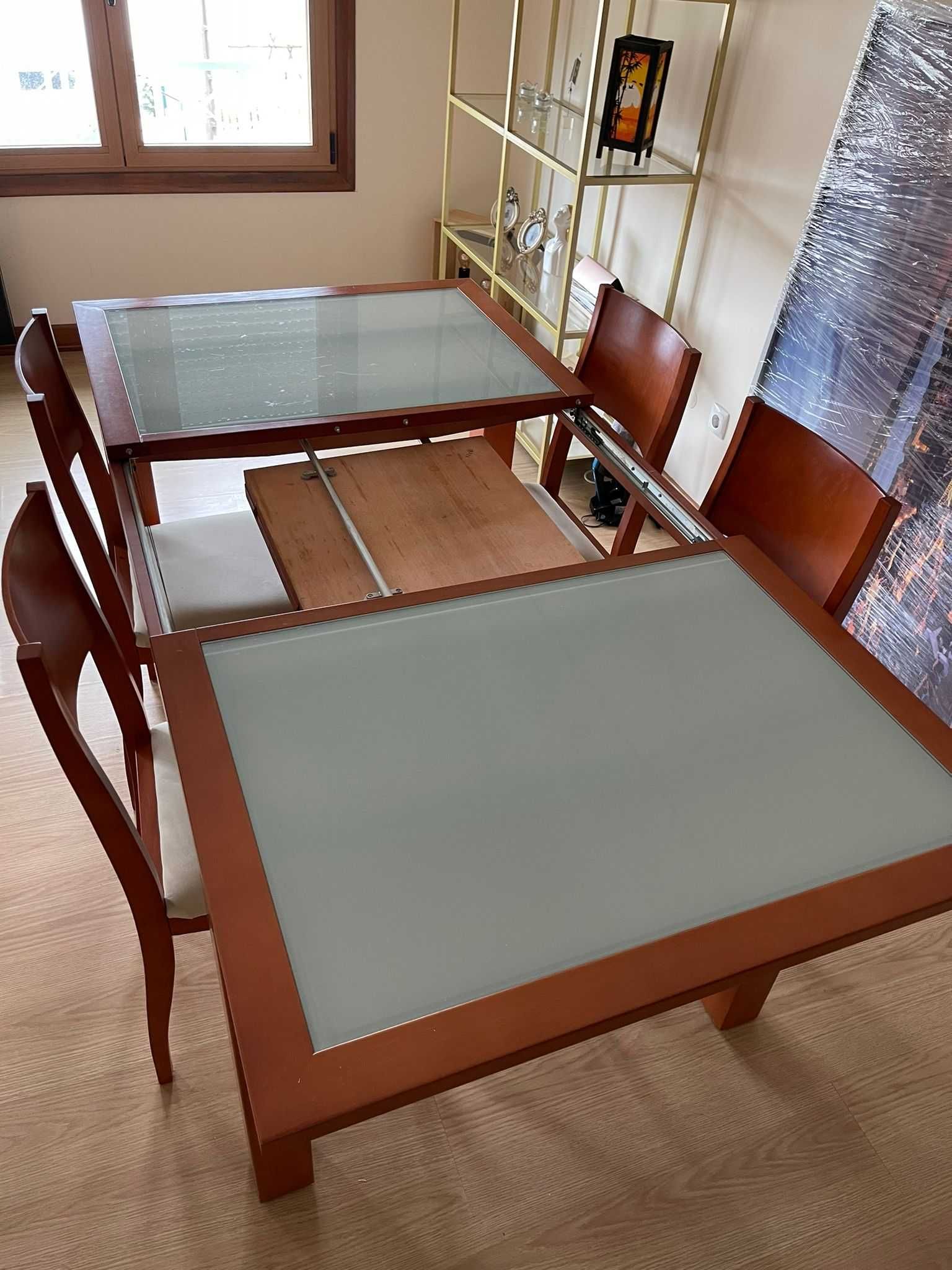 Mesa de jantar extensível com 4 cadeiras - madeira maciça