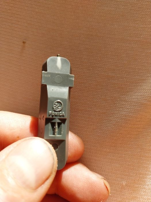 Wkladka z igłą do gramofonu.