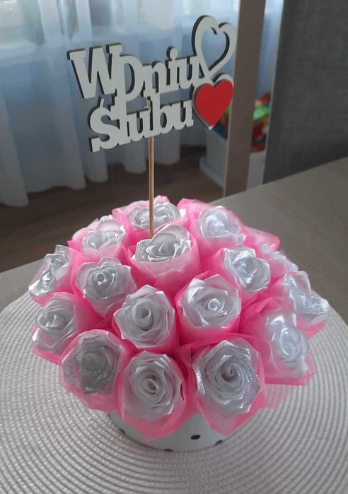 Bukiet z róż ze satynowej wstążki