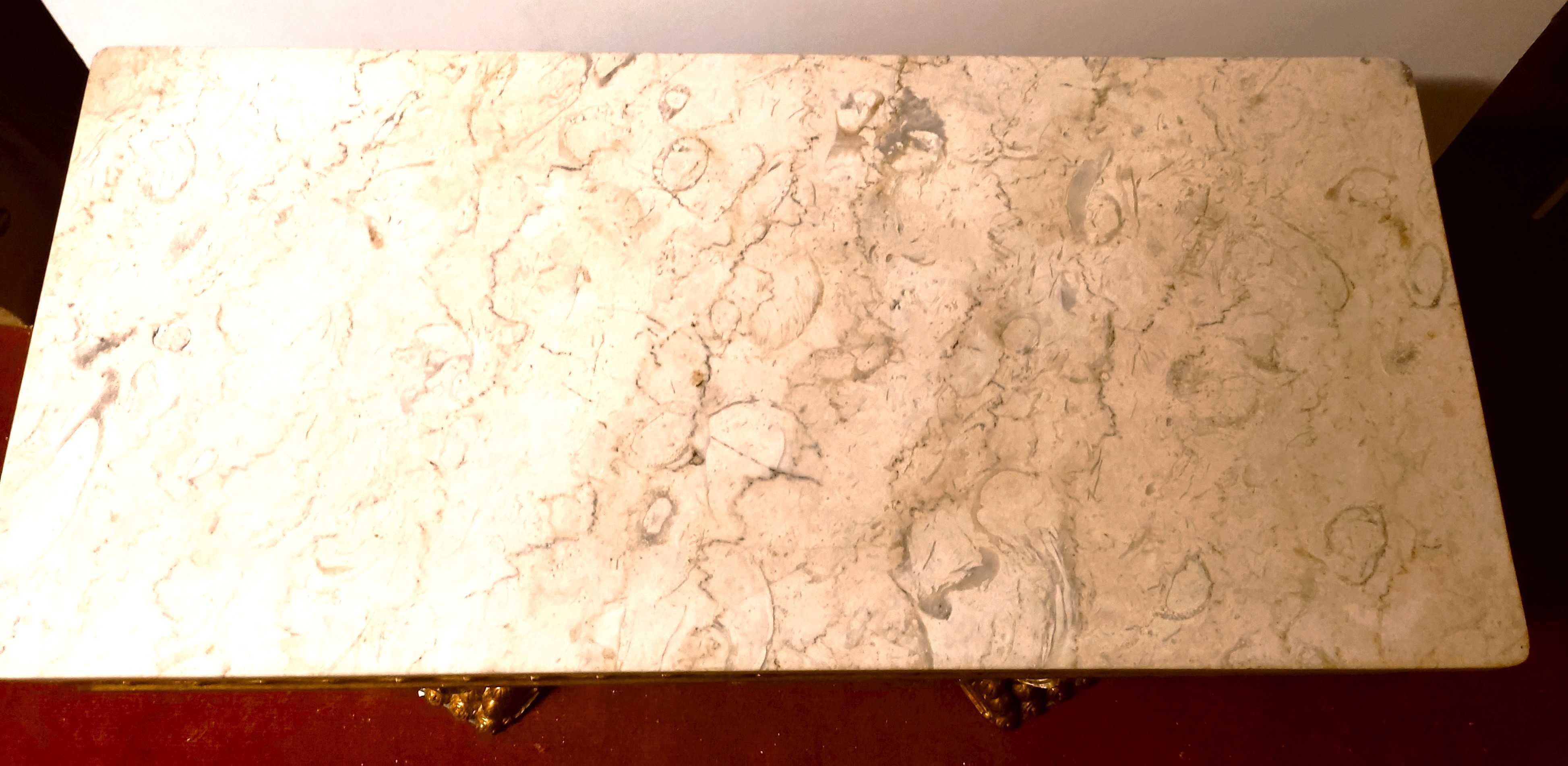 Mesa de centro com tampo em mármore