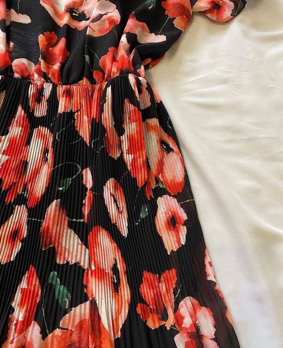 Сукня в червоні маки