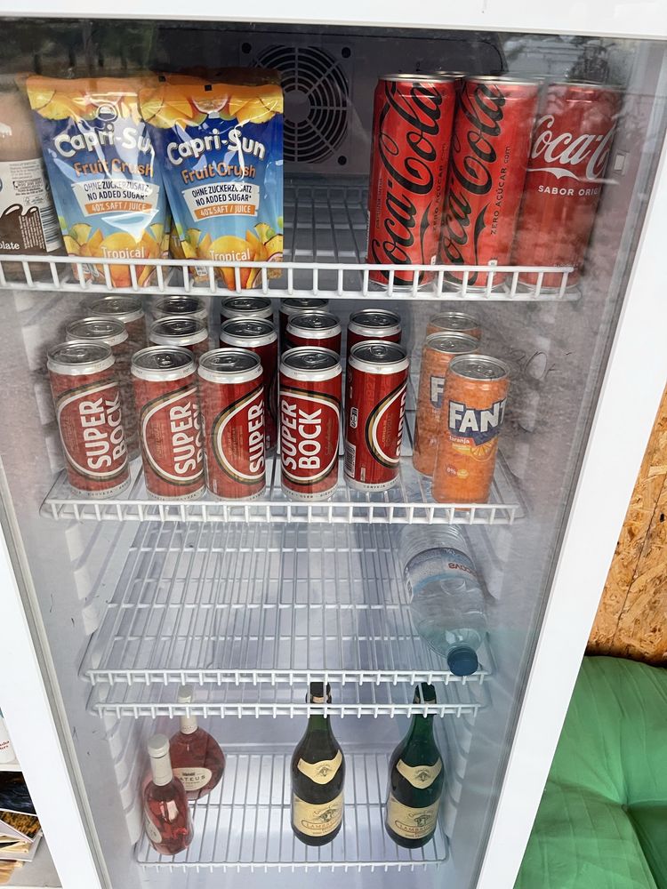Geladeira com porta de vidro e chave.