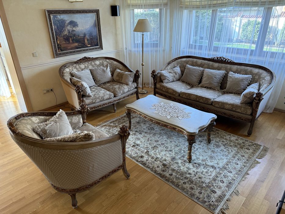 Диван (дизайнерський) під старовину.