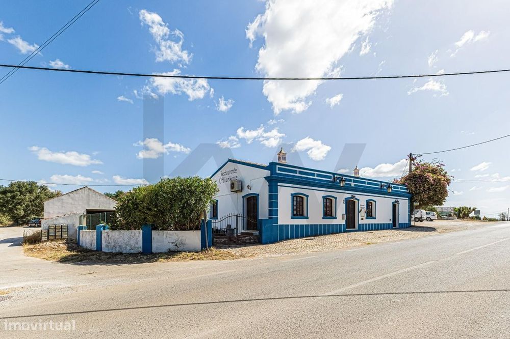 Casa rústica com espaço comercial e residencial