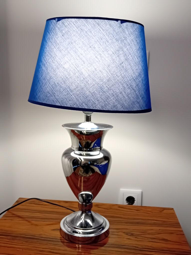 Candeeiro de mesa prateado