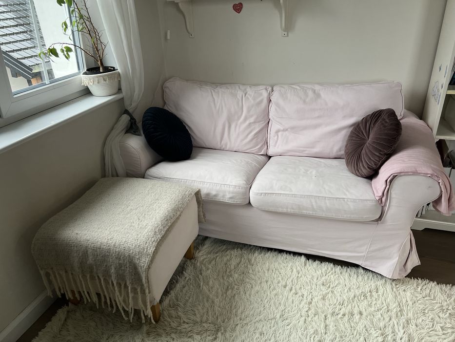 Sofa Ektorp IKEA 2- os nierozkładana różowa i podnóżek drewniane nogi