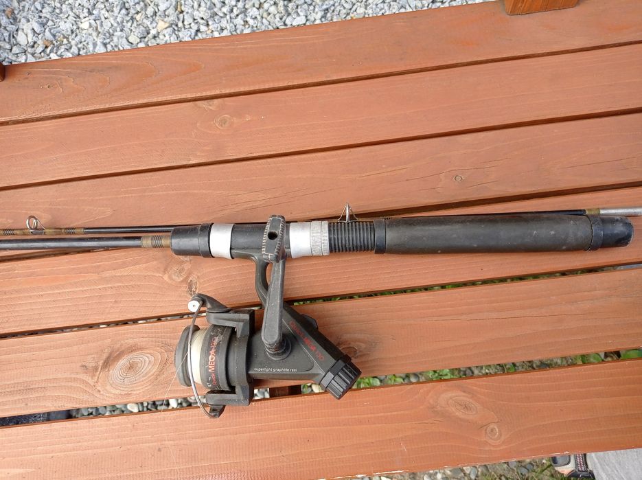 Wędka z kołowrotkiem, składana na pół