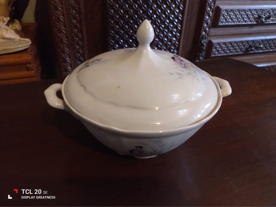 Terrina com a figura de uma chinesa