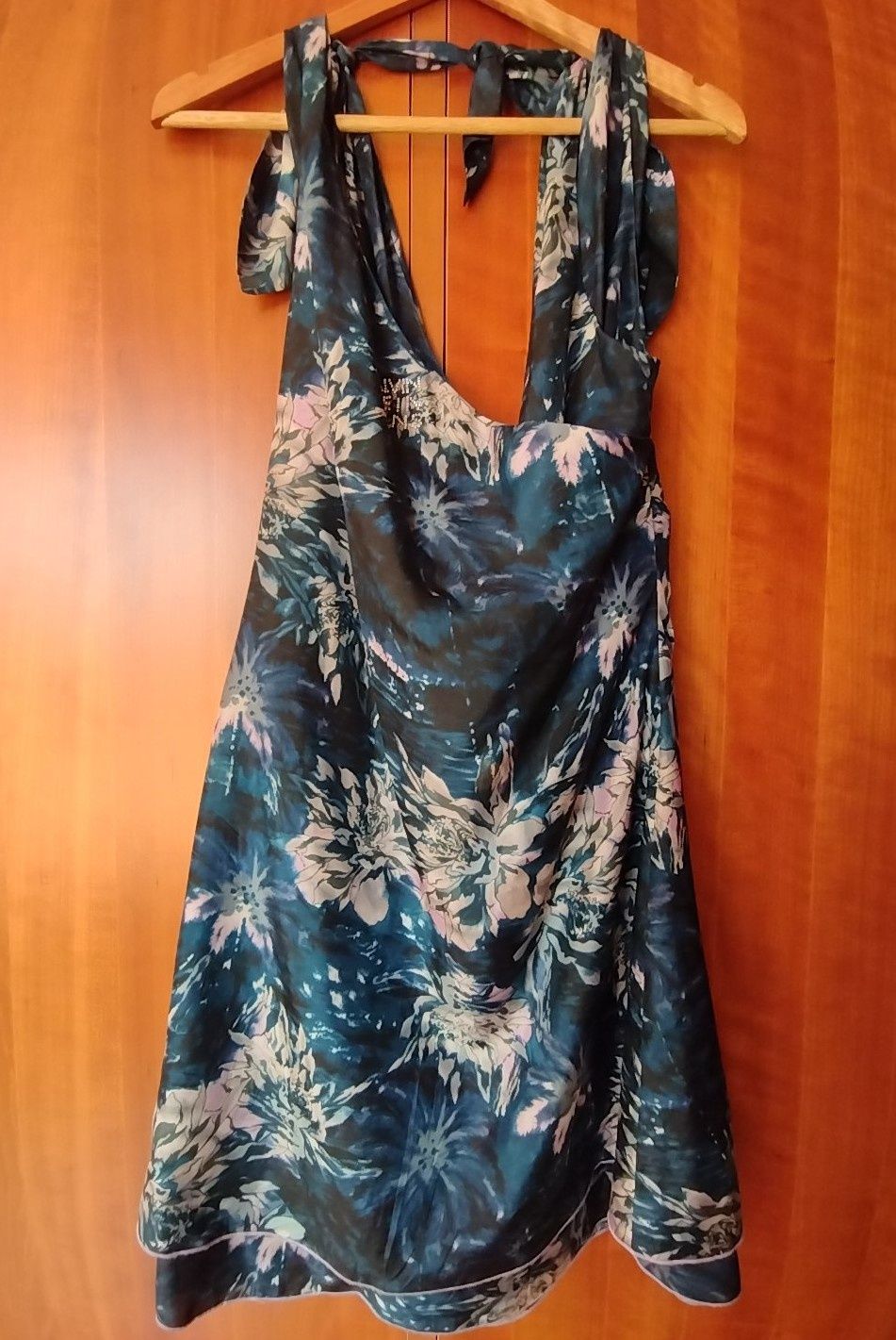 Vestido acetinado.