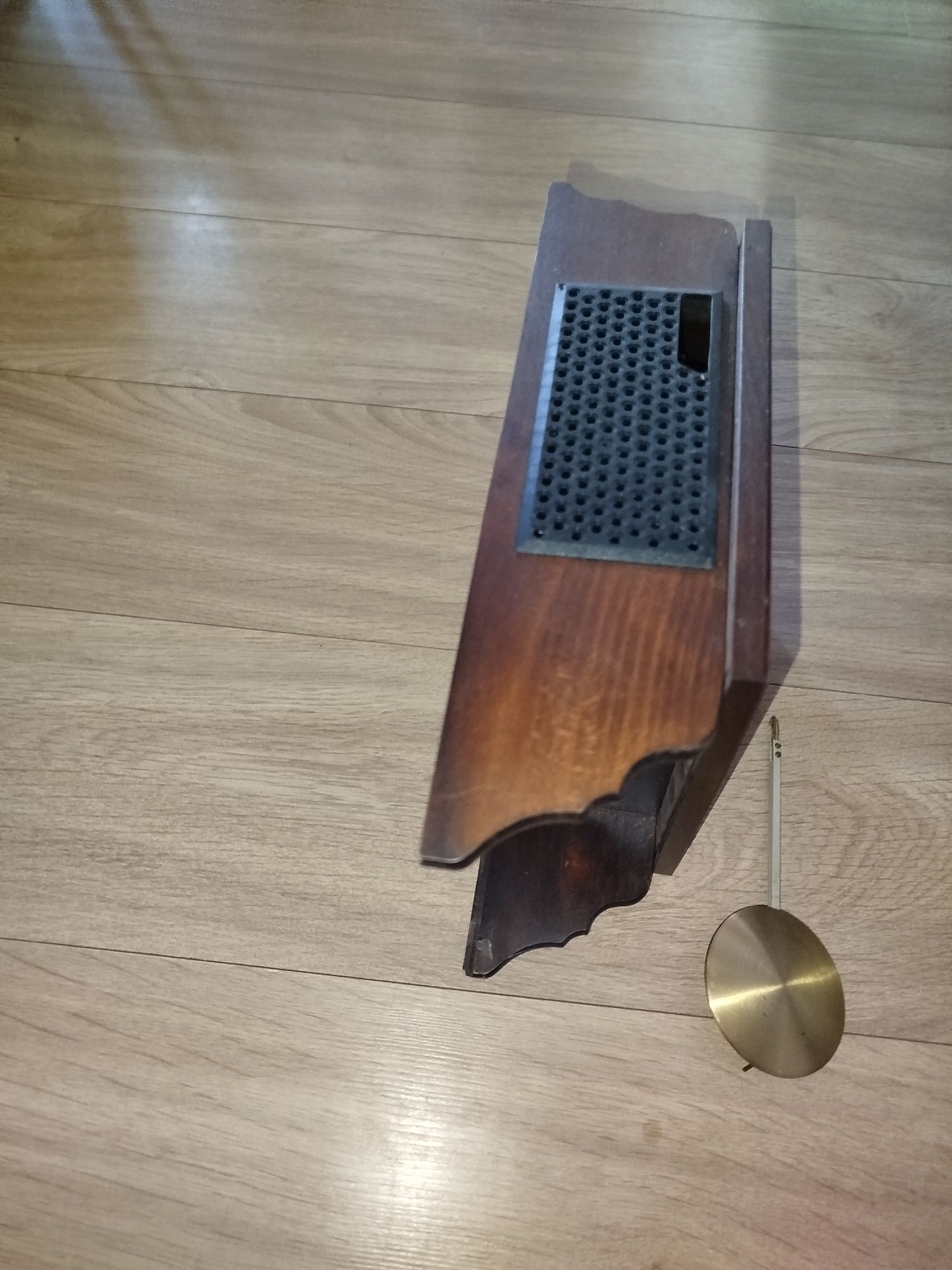 Stary wiszący zegar ścienny metron