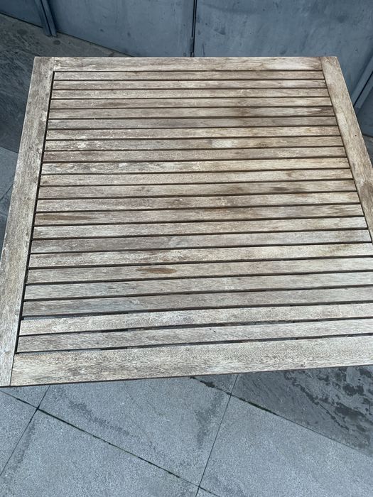 Mesa de jardim em madeira