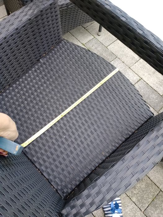 Stół ogrodowy z krzesłami  i poduszkami