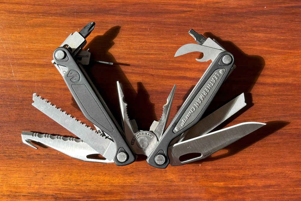 Multitool LEATHERMAN Charge ALX + Kabura