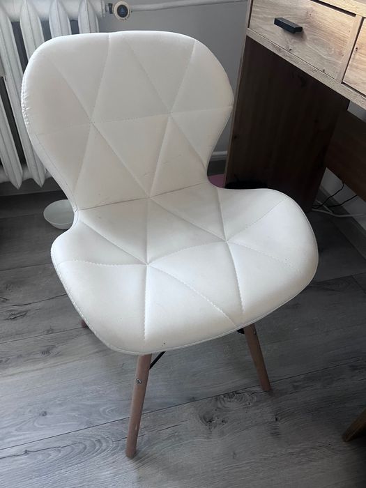 Piękna toaletka z krzesłem