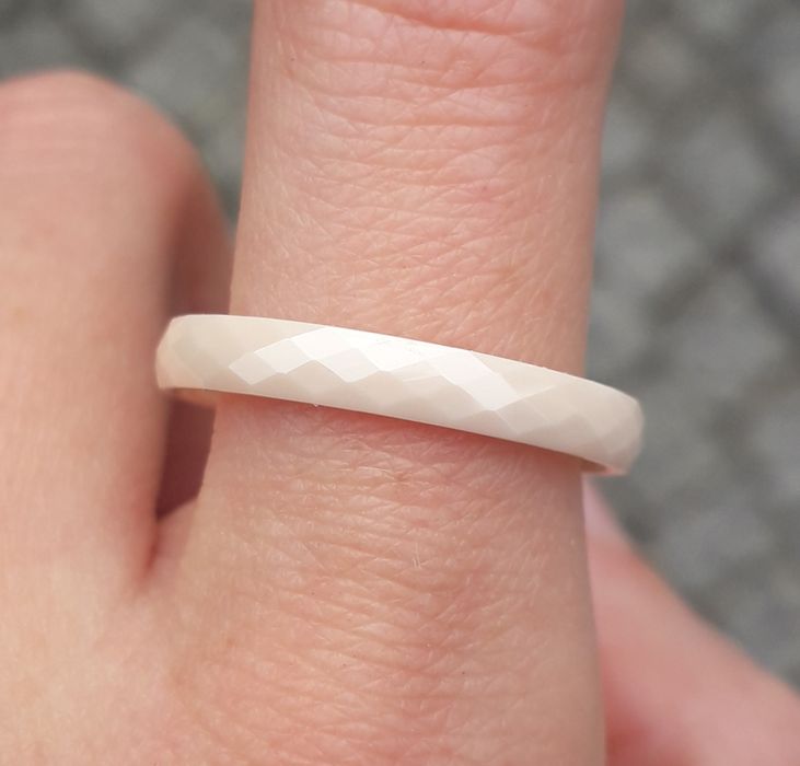 Pierścionek kolor kremowy/ beżowy