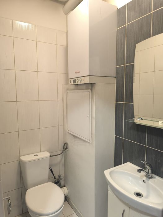 Słoneczny pokój ,  2 x łazienka,  ochrona 24 h , parkingi .