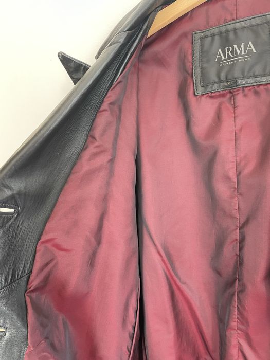 Casaco comprido de cabedal preto.