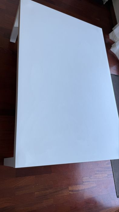 mesa branca de apoio