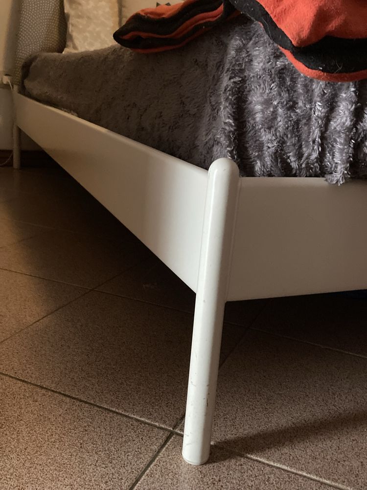 Cama de ferro ikea com cabeceira almofadada